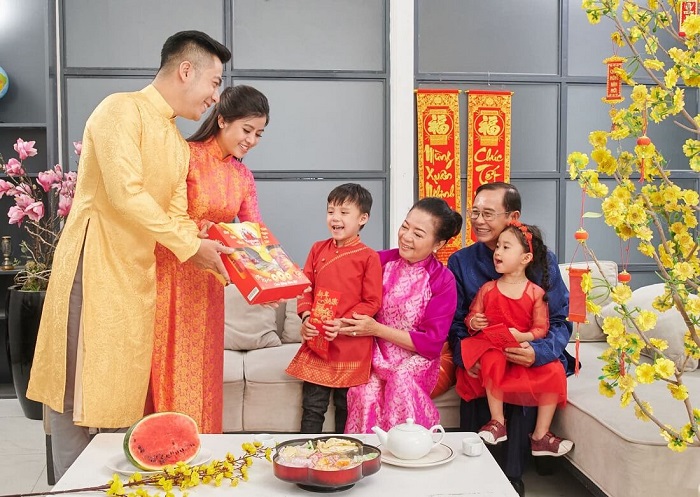 Biếu quà vào dịp Tết được xem là nét văn hóa truyền thống đẹp đẽ của người Việt, lưu truyền từ xưa đến nay