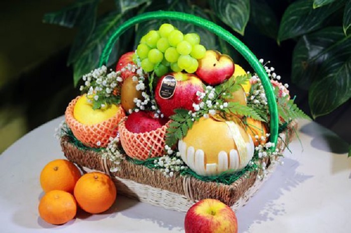 Kiểu giỏ quà trái cây ngày Tết cũng mang một lời chúc sức khỏe tốt, luôn tràn đầy sức sống trong năm mới cho các bậc phụ huynh