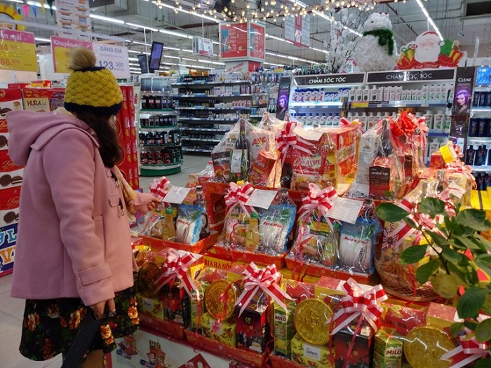Vào những ngày cận Tết, các siêu thị lớn thường có nhiều loại giỏ quà với vật phẩm đa dạng, phục vụ nhu cầu khác nhau của khách hàng