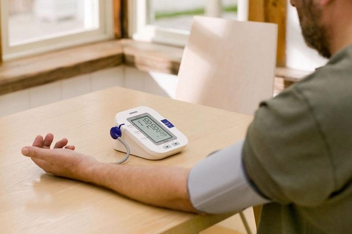 Thiết bị chăm sóc sức khỏe như máy đo huyết áp phù hợp làm quà cho người lớn tuổi