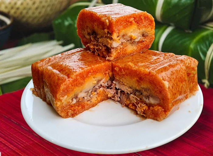 Bánh chưng gấc thể hiện nét tinh hoa của văn hoá truyền thống Việt Nam lại có hương vị đặc biệt mà ai cũng nên chưng bàn thờ