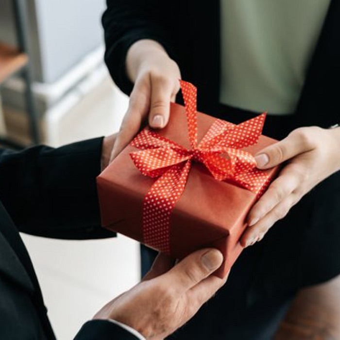 Hộp quà Tết là món quà gây ấn tượng đối với đối tác và khách hàng