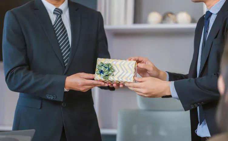 Phép lịch sự khi tặng quà đối tác
